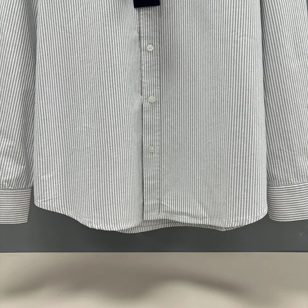 🅿️250 Ralph Lauren/Ralph Lauren imitation striped embroidered shirt. It is made of 100% cotton Oxford fabric. The 100% cotton material makes it very breathable. It is comfortable to wear and not easy to sweat. It has a loose fit and a three-dimensional upper body. The lines are smooth and natural. From the shoulder line to the waistline to the hem, the line transition is smooth. There are no unnecessary folds or accumulation. The whole body is neat and stretched. The chest is embellished with the iconic pony embroidery. It is simple but highly recognizable. The color transition of the embroidery thread is natural. The stitches are even and the spacing is uniform and the stitches can be connected naturally. The lines are smooth and not stiff. Color: White Size: S M L XL